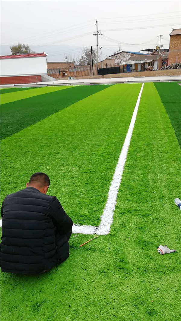 <b>足球场人造草坪铺设</b>