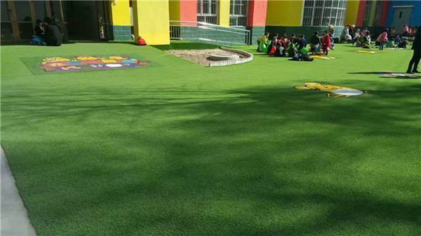 某幼儿园休闲人造草坪滑滑梯